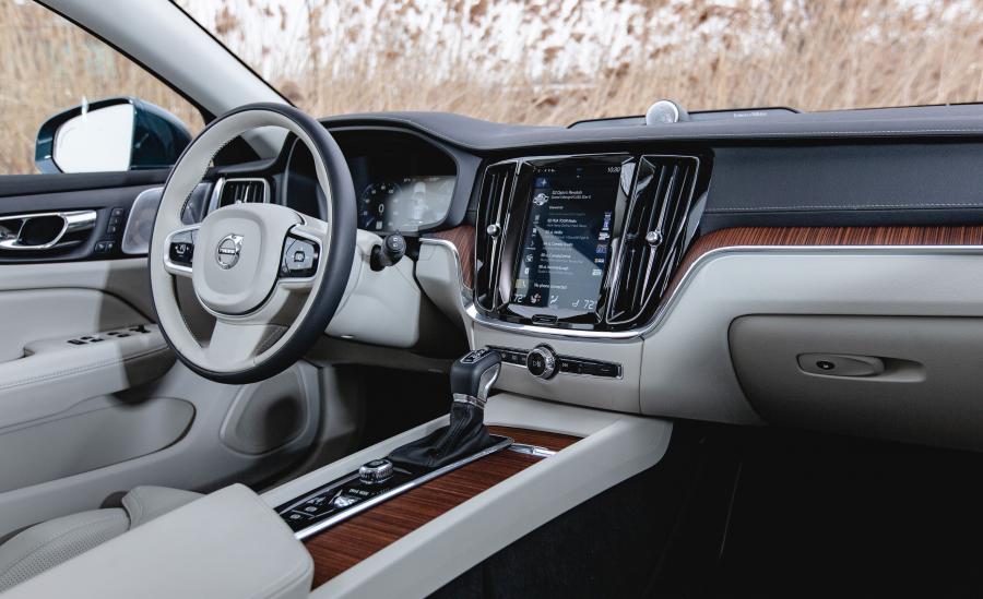 Интерьер Volvo V60 T6 Inscription 2018 года  (NA) (фото 14 из 27)